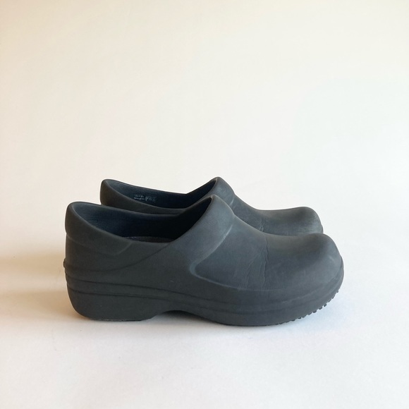 Crocs Comfort Black Rubber Clogs size 7 - Picture 3 of 16